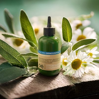immagine del prodotto della maschera dermolenitiva ambientata su sfondo con salvia e margherite